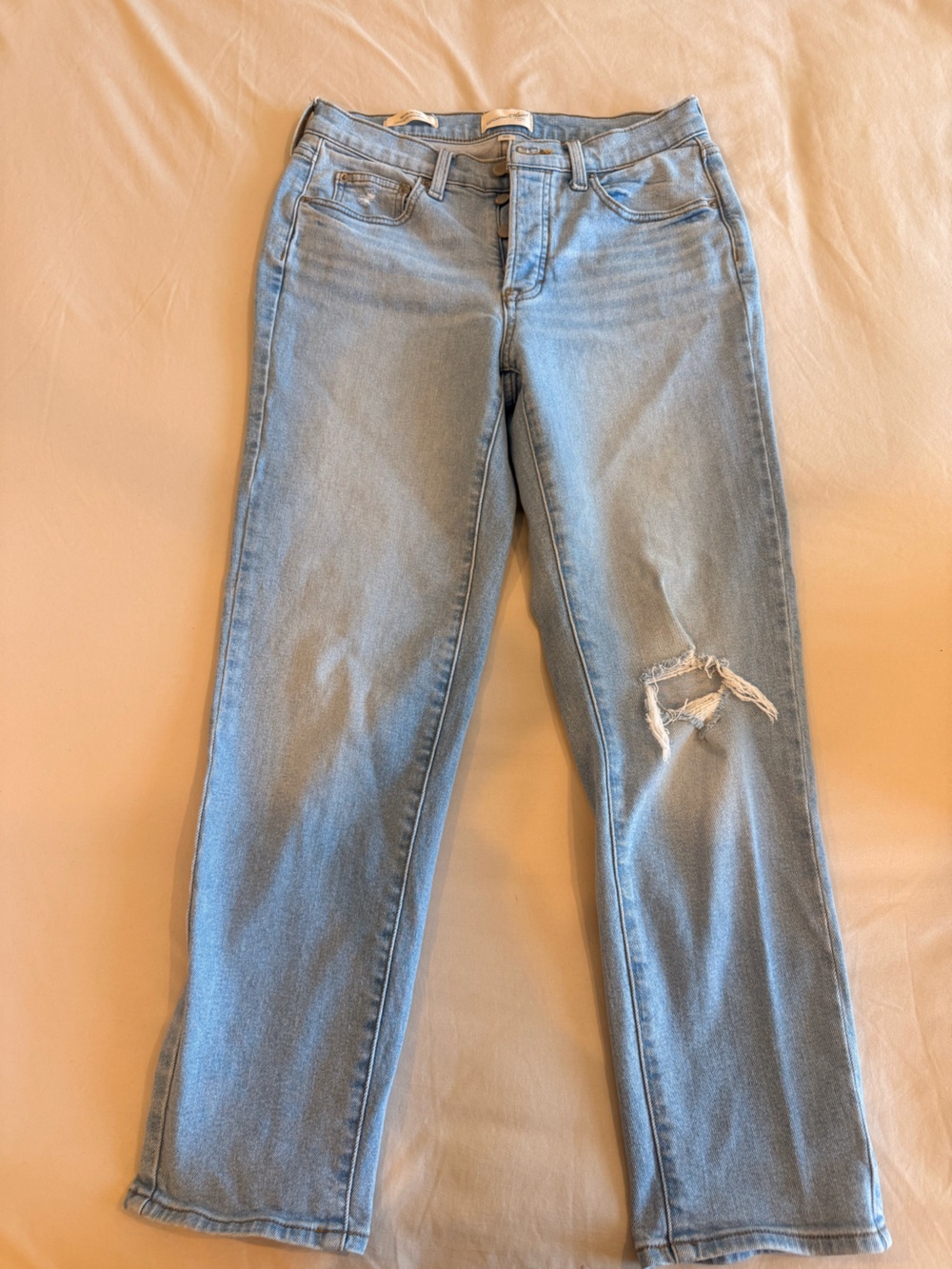Universal Thread Light Blue Straight Leg Jeans with Knee Rip